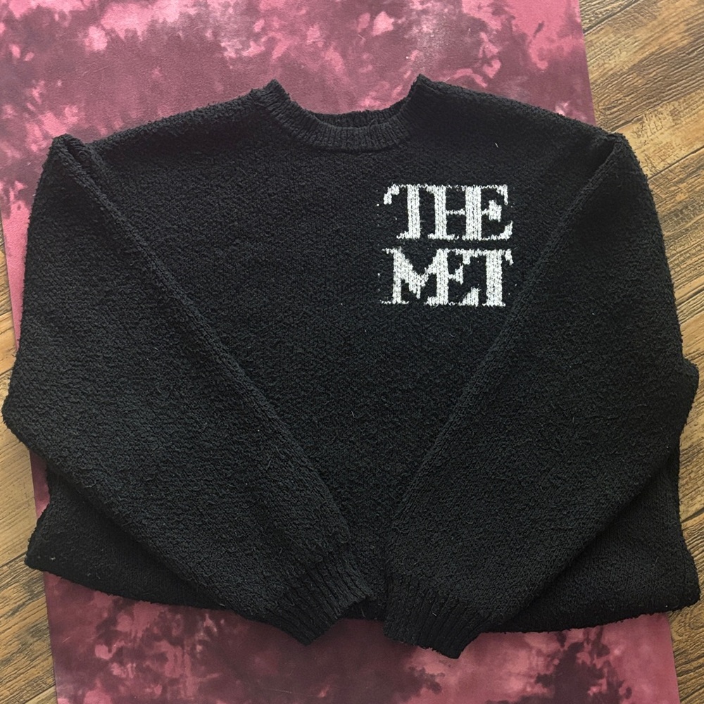 ✨THE MET Black Crewneck Sweater